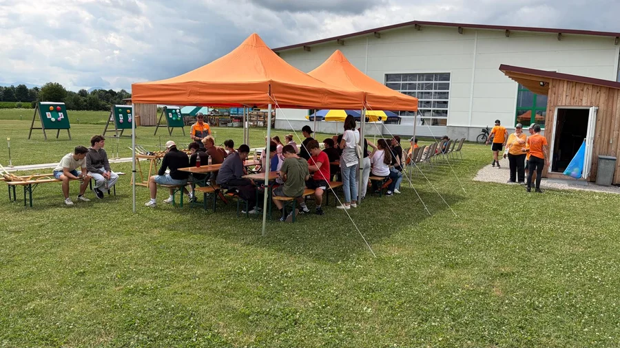 Die Teilnehmer unter einem orangen Pavillon
