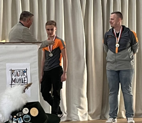 Jakob erhält die Medaille für seine Erfolge bei der Gau- und Bezirksmeisterschaft in der Klasse Schüler Blankbogen
